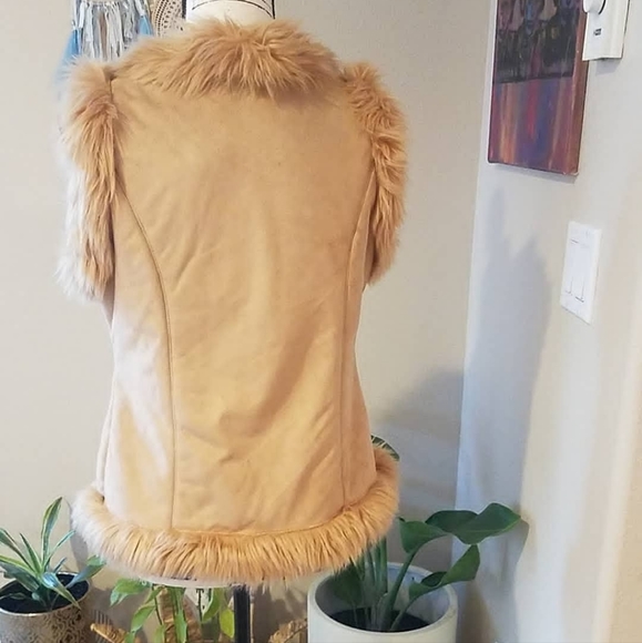 VINTAGE FUR LINED, FLOWER EMBROIDERED VEST🌼 EU CONDITION - Picture 9 of 16